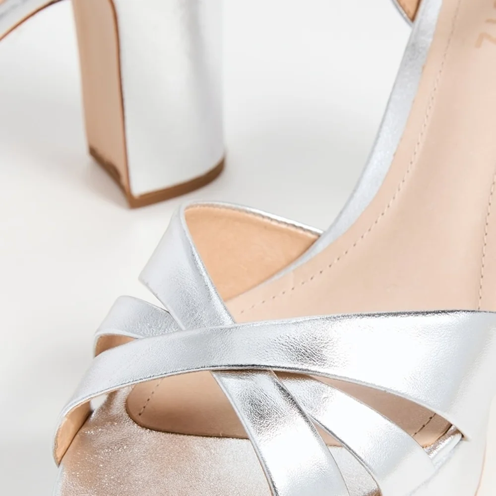 Schutz Keefa Platform Sandals In Prata
